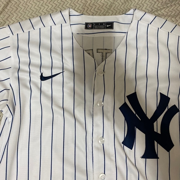 New York Yankees Jersey (JETER) - Picture 3 of 3